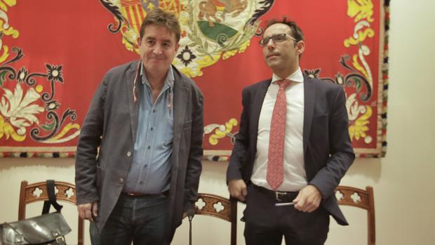 Luis Garacia Montero y Juan Carlos Gil en el Salón de Carteles