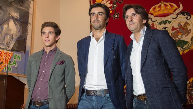 Los toreros Ginés Marín y Miguel Ángel Perera, con el rejoneador Diego Ventura en la Maestranza