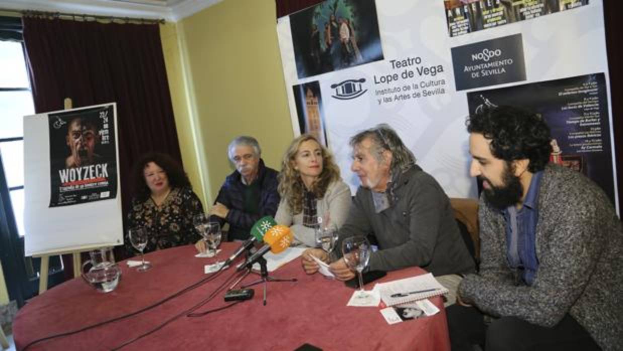 Jorge Cuadrelli y Maite Lozano presentando la obra junto al director de Lope de Vega
