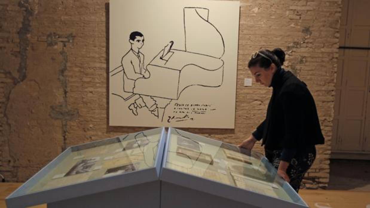 Una visitante en la muestra inaugurada este lunes en el Cicus