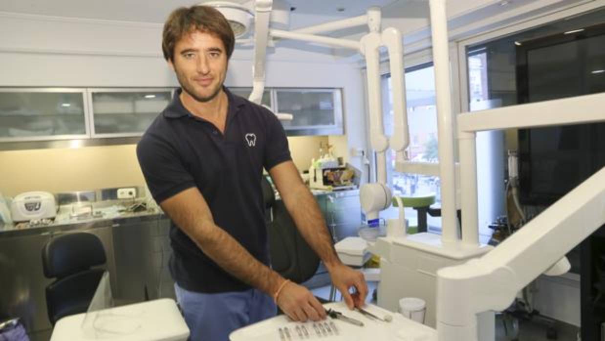 El torero Fernández Pineda, en la clínica dental donde ejerce una de sus dos profesiones