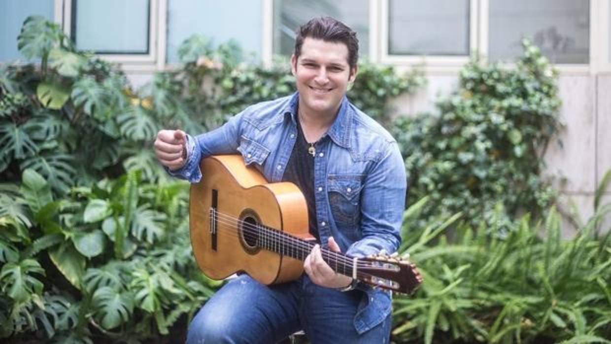El cantante sevillano Manu Tenorio tiene una cita con sus paisanos en mayo