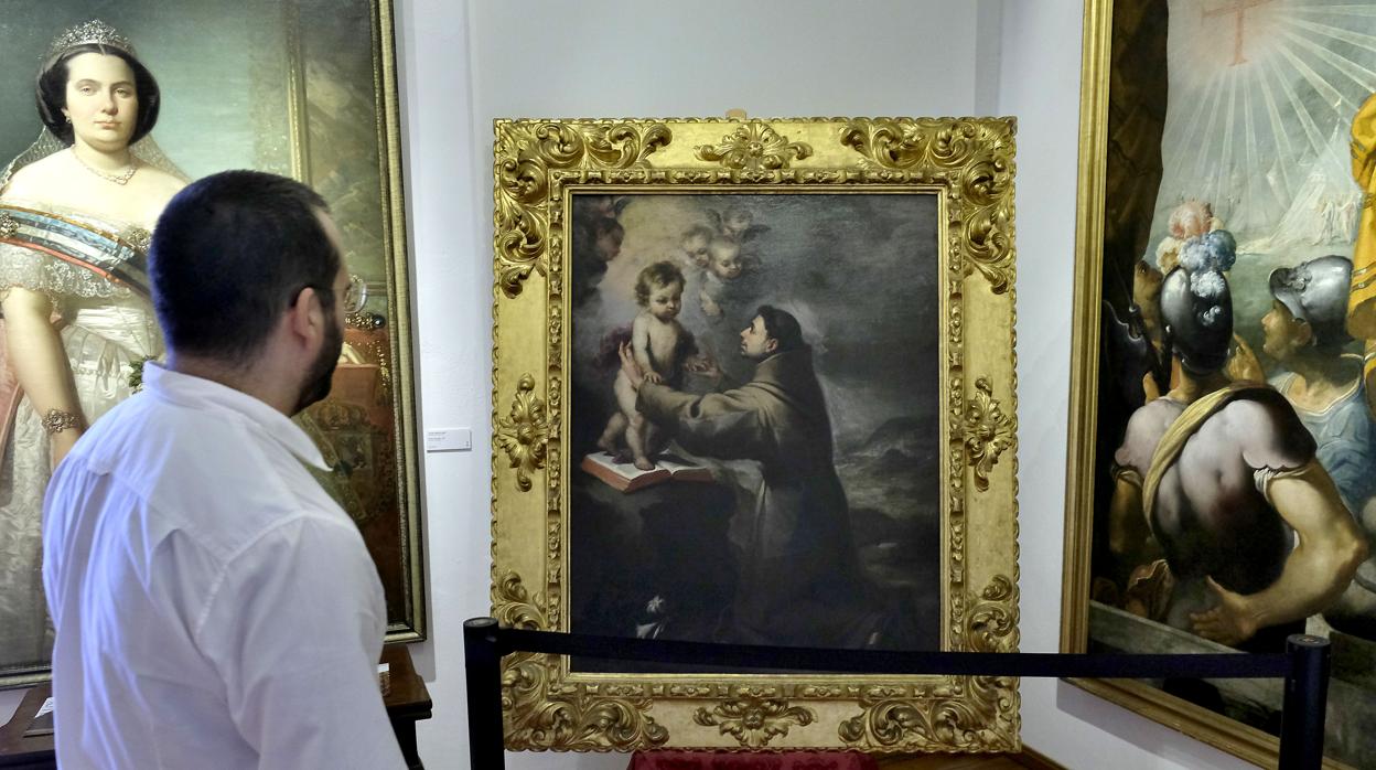 Un espectador mira el cuadro «San Antonio con el Niño