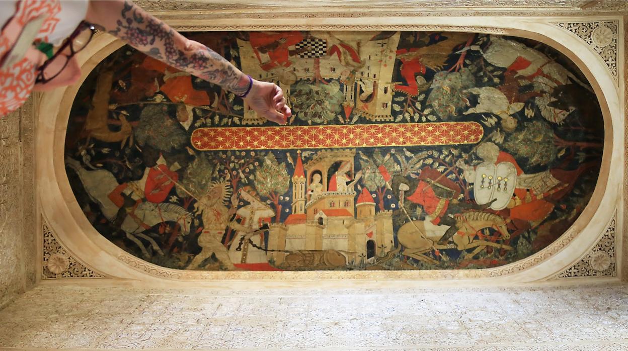 Perspectiva de las escenas cortesanas que decoran la estancia, que debió ser escenario de fiestas y celebraciones en la etapa nazarí