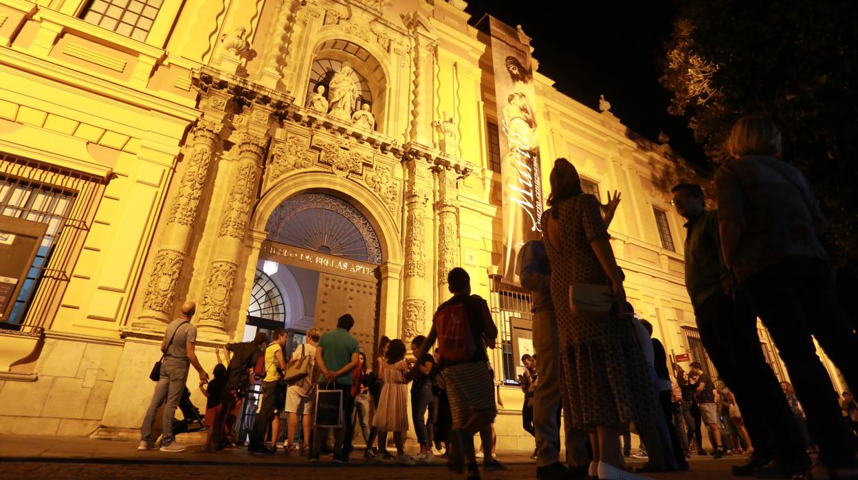 Visitantes a la puertas del Museo de Bellas Artes de Sevilla durante la Noche en Blanco 2018