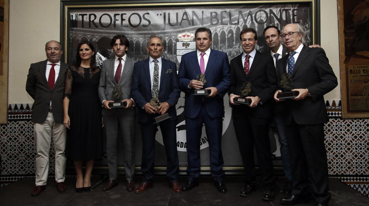 Foto de familia de los premiados en la Real Venta de Antequera