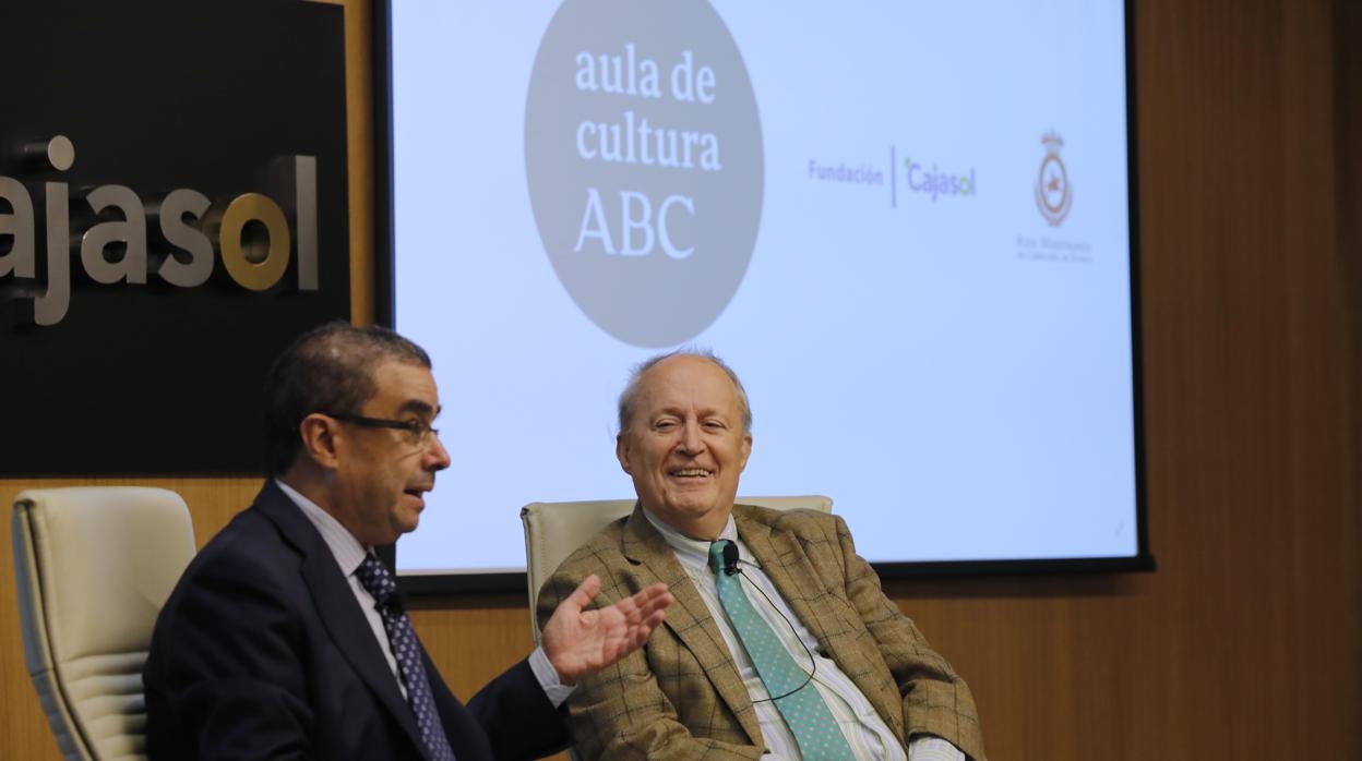 Fernando García de Cortázar ante la presentación que hizo de él Francisco Robles, director del Aula de Cultura de ABC de Sevilla