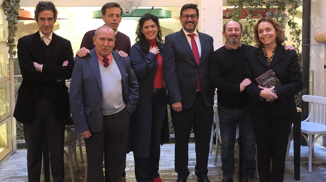 José María Villalobos, Cristóbal Ortega y Eva Díaz Pérez, con responsables de la Fundación Lara y escritores