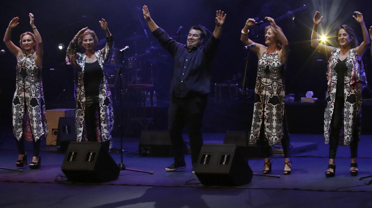 Los componenetes de Siempre Así, durante su concierto de este viernes en Sevilla