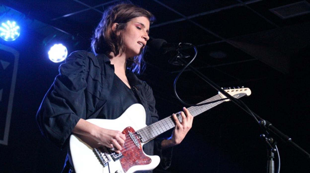 La artista gaditana Carmen Boza interpretando una de sus canciones