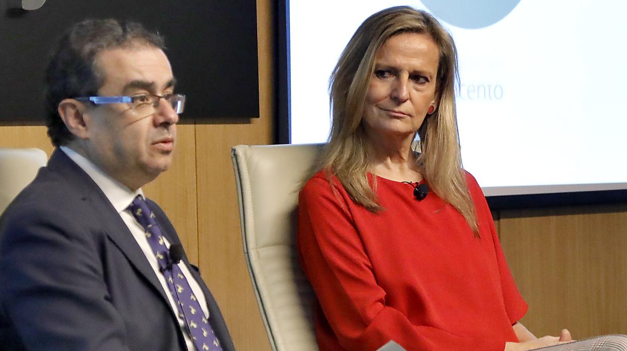 La periodista y escritora Isabel San Sebastián, junto a Francisco Robles, anoche en Sevilla