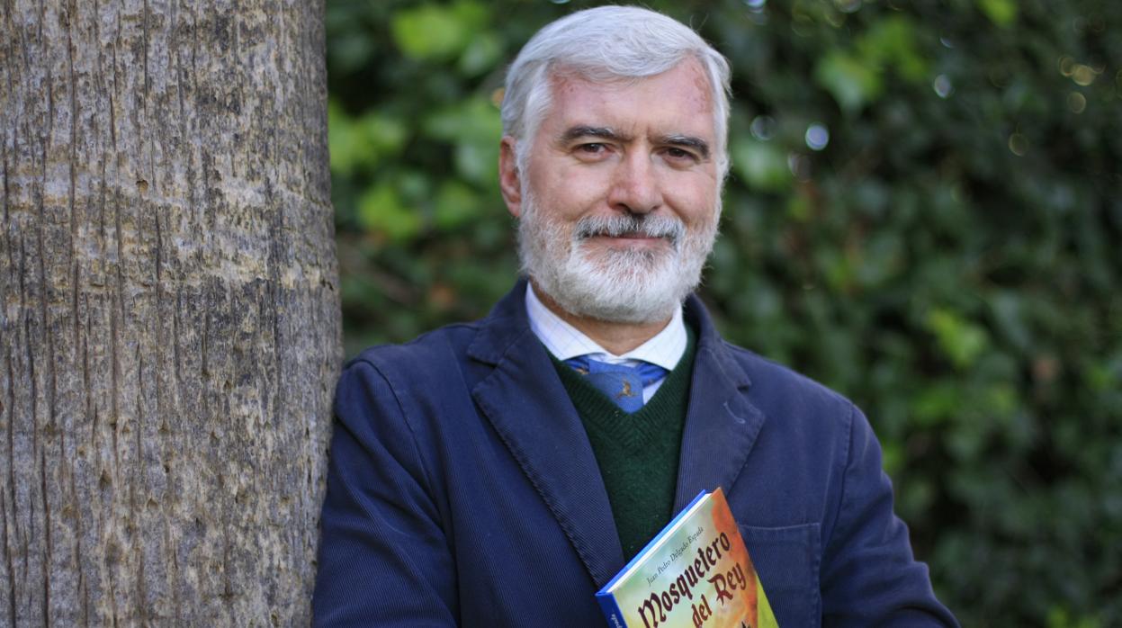 Juan Pedro Delgado Espadas, con un ejemplar de su nueva novela, «Mosquetero del Rey»