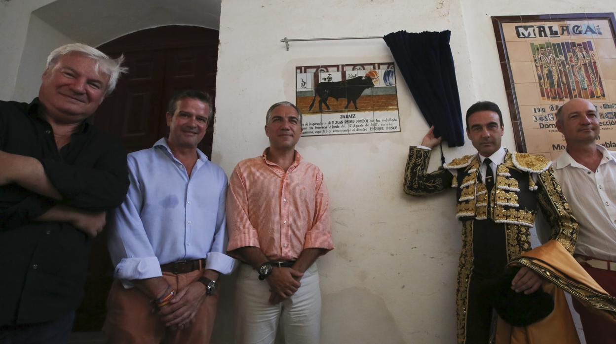 Elías Bendodo junto a Enrique Ponce y Juan Pedro Domecq en la plaza de Málaga