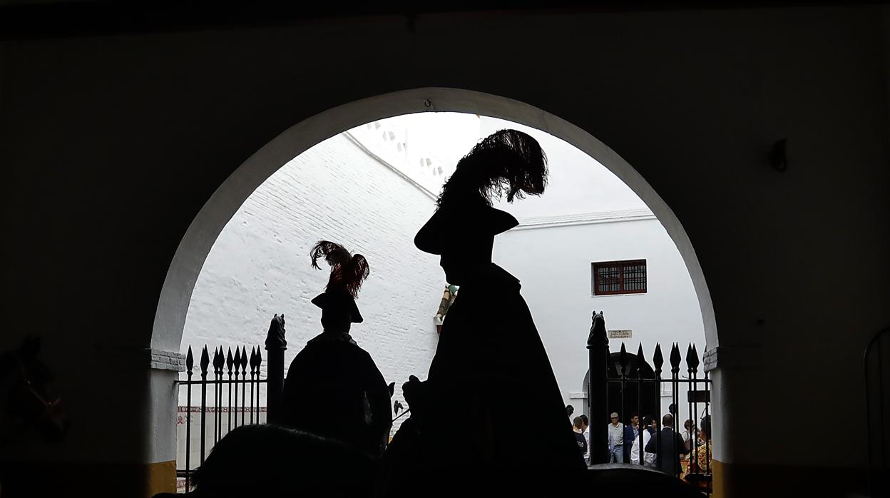 Alguacilillos de la Maestranza antes del paseíllo