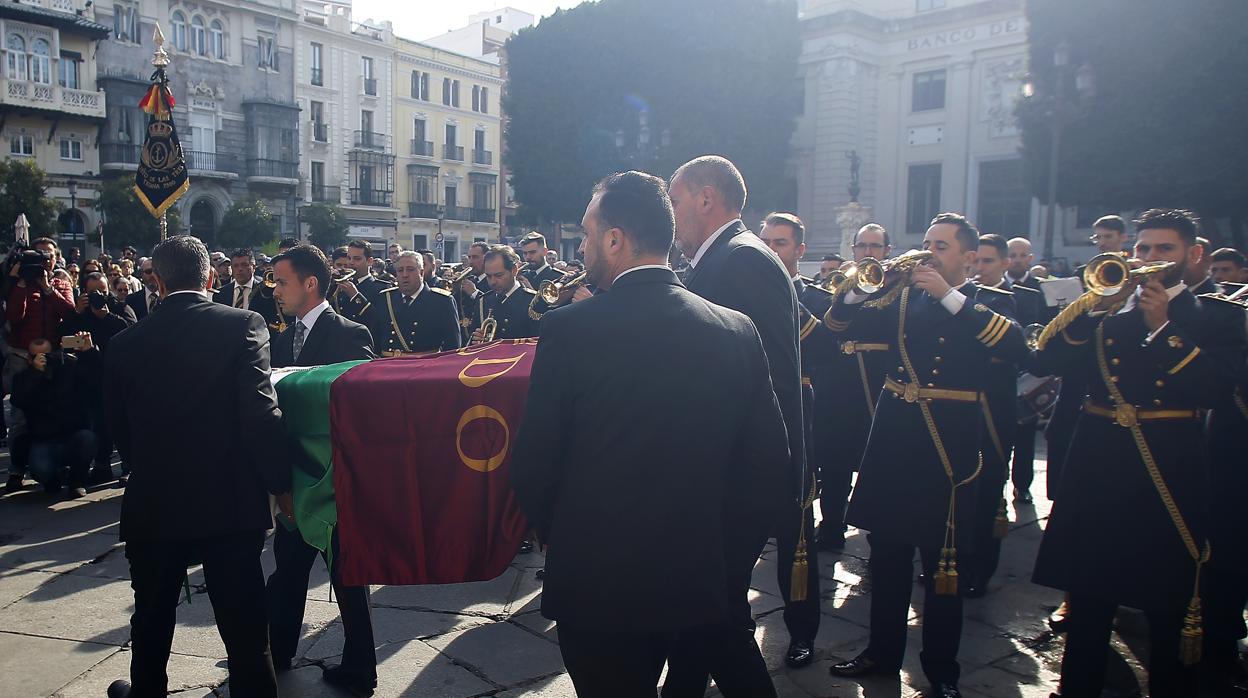 El féretro salía de la Sala Capitular Baja del Ayuntamiento a los sones de las Tres Caídas