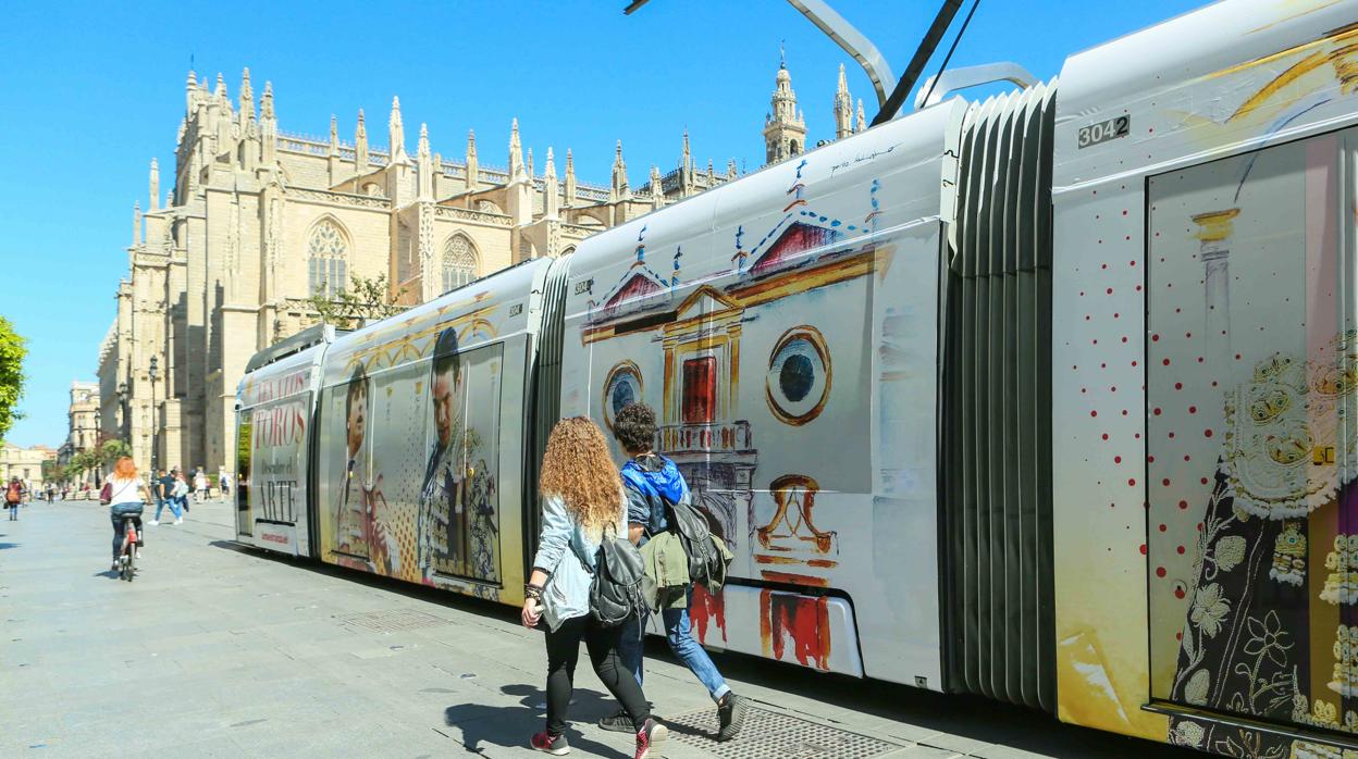El tranvía que recorre desde hoy y hasta el 15 de abril el centro de Sevilla -