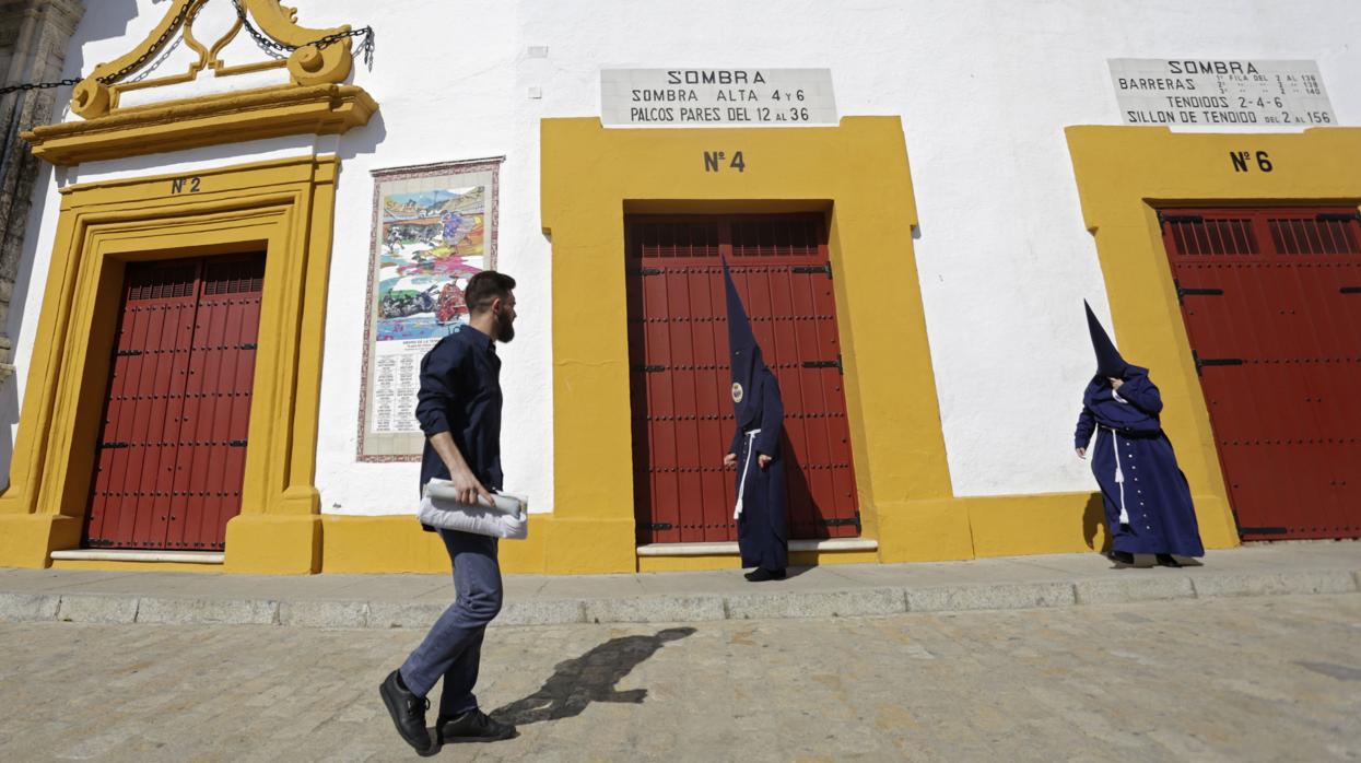 Nazarenos del Baratillo delante la Plaza de Toros de Sevilla el Miércoles Santo