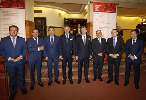 El pregonero, Alberto García Reyes, junto a autoridades antes de comenzar el acto