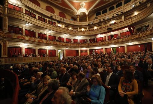 Ambiente del público en el Lope de Vega antes de comenzar el Pregón Taurino