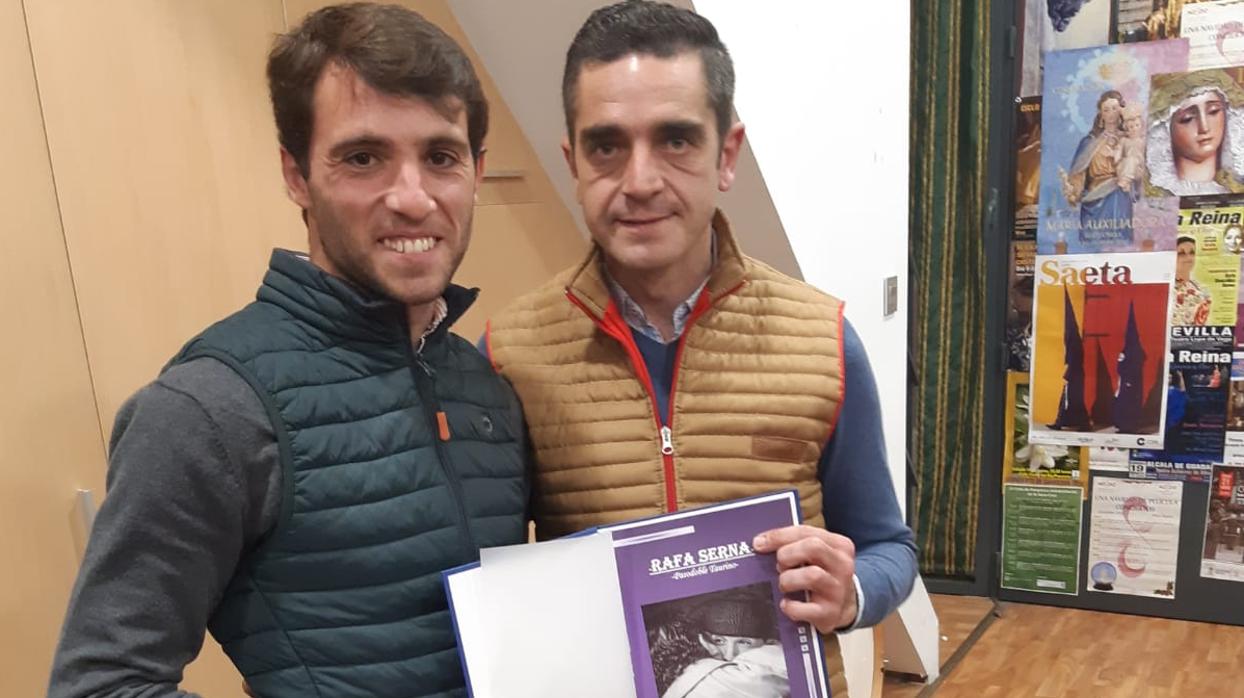 Rafael Serna recibe la partitura del compositor, Félix de Carboneras