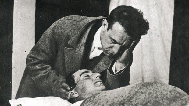 Ignacio Sánchez Mejías, apoyado sobre el cuerpo sin vida de su maestro Gallito