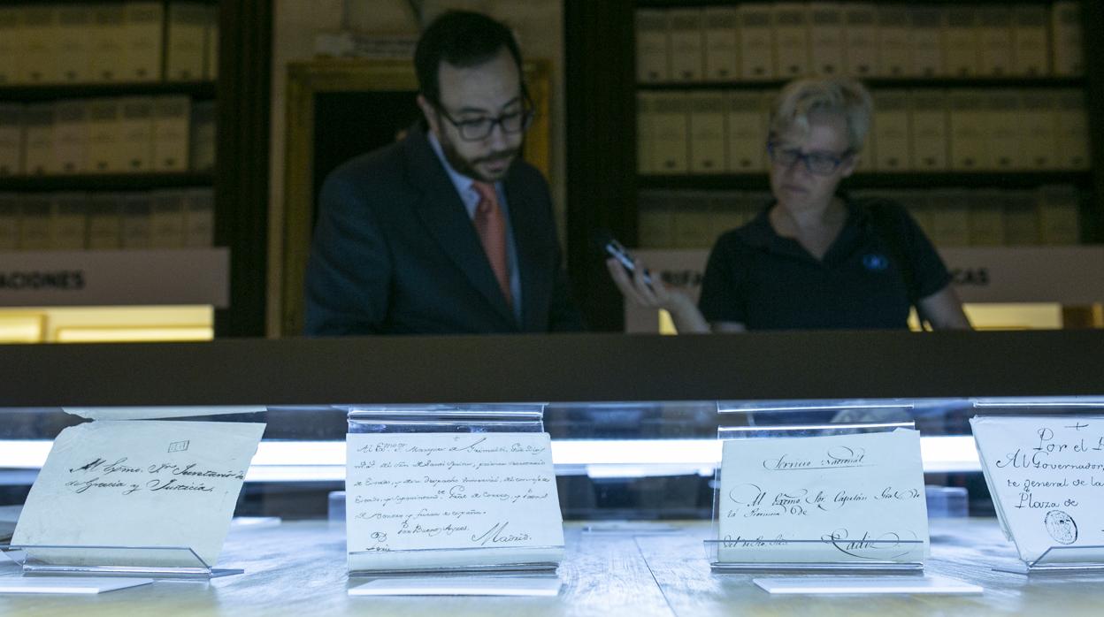Unos visitantes observan ayer ejemplares de cartas de ultramar en el Archivo de Indias