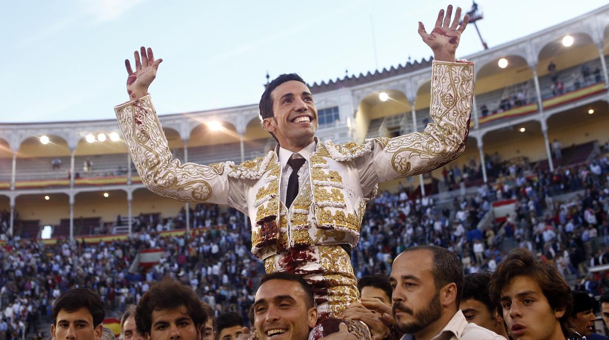 El diestro onubense, a hombros tras cortar dos orejas en San Isidro