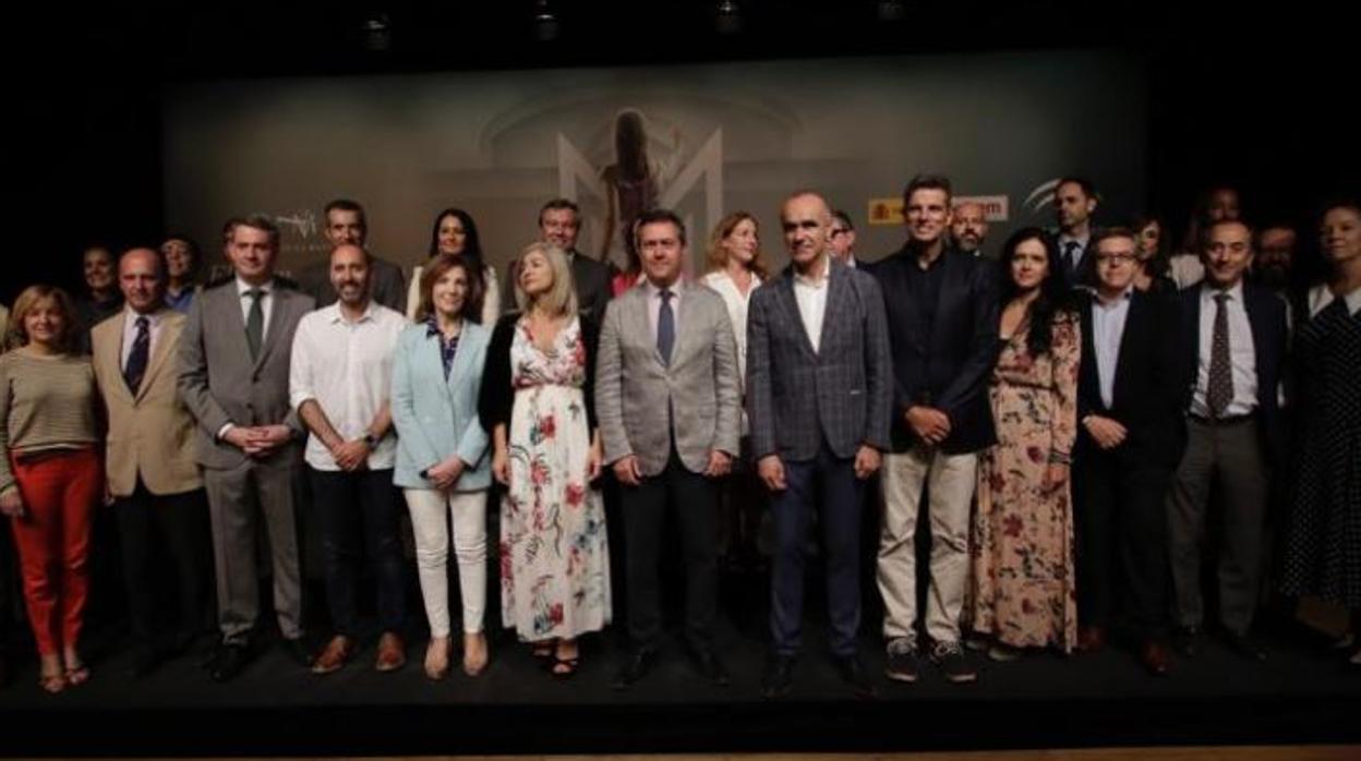Javier Menéndez junto a políticos y patrocinadores este viernes en el Maestranza