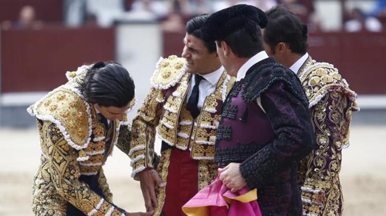 Pablo Aguado tras la cogida al entrar a matar el domingo en Las Ventas