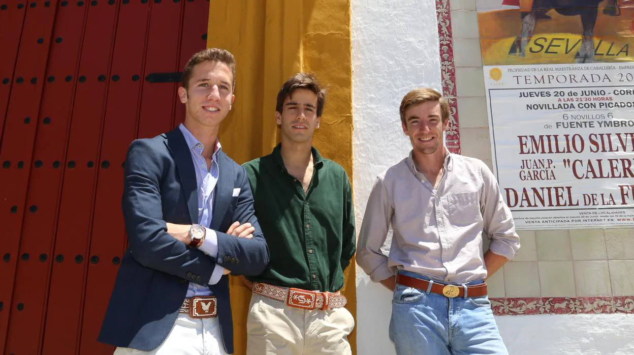 Daniel de la Fuente, Calerito y Emilio Silvera, juntos delante de la Real Maestranza