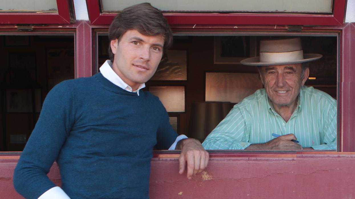 El torero Juan Leal junto al ganadero Ricardo Gallardo