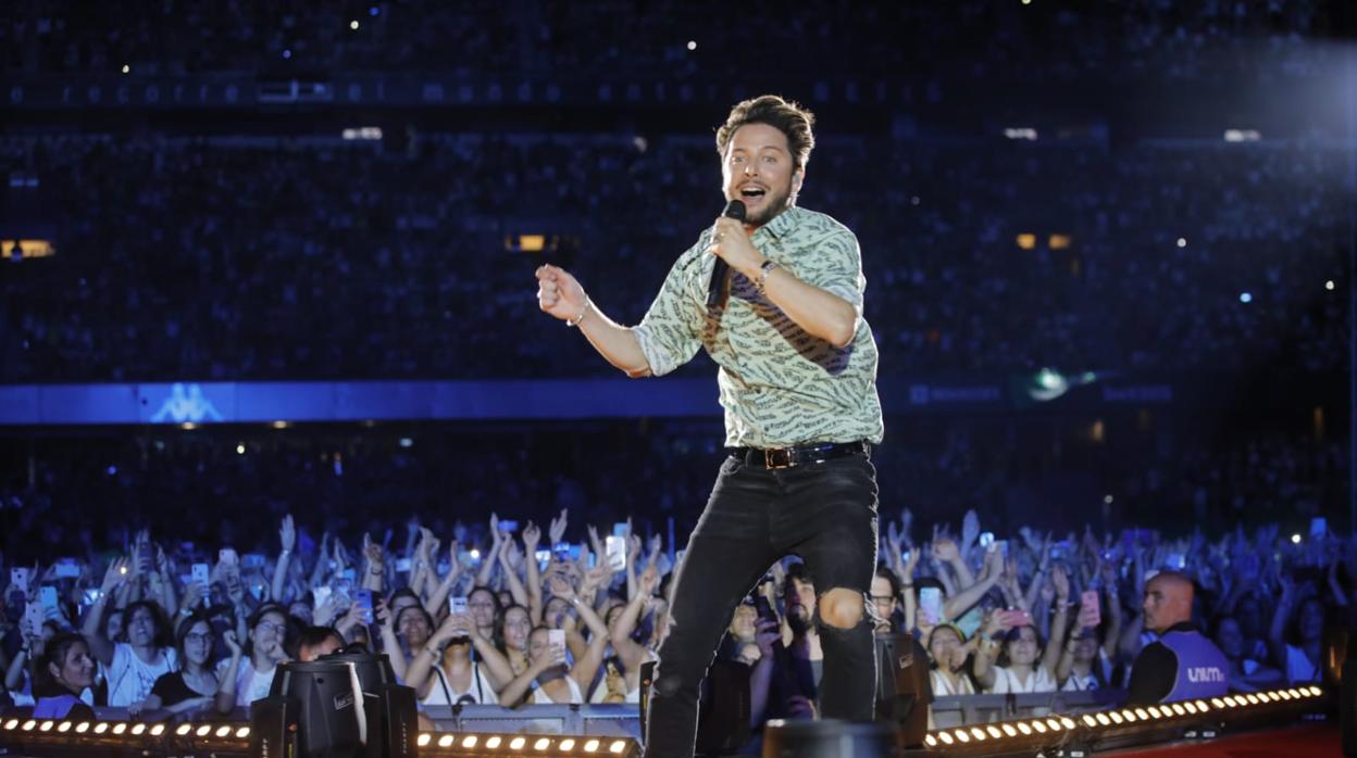 Manuel Carrasco, en un momento de su concierto en Sevilla