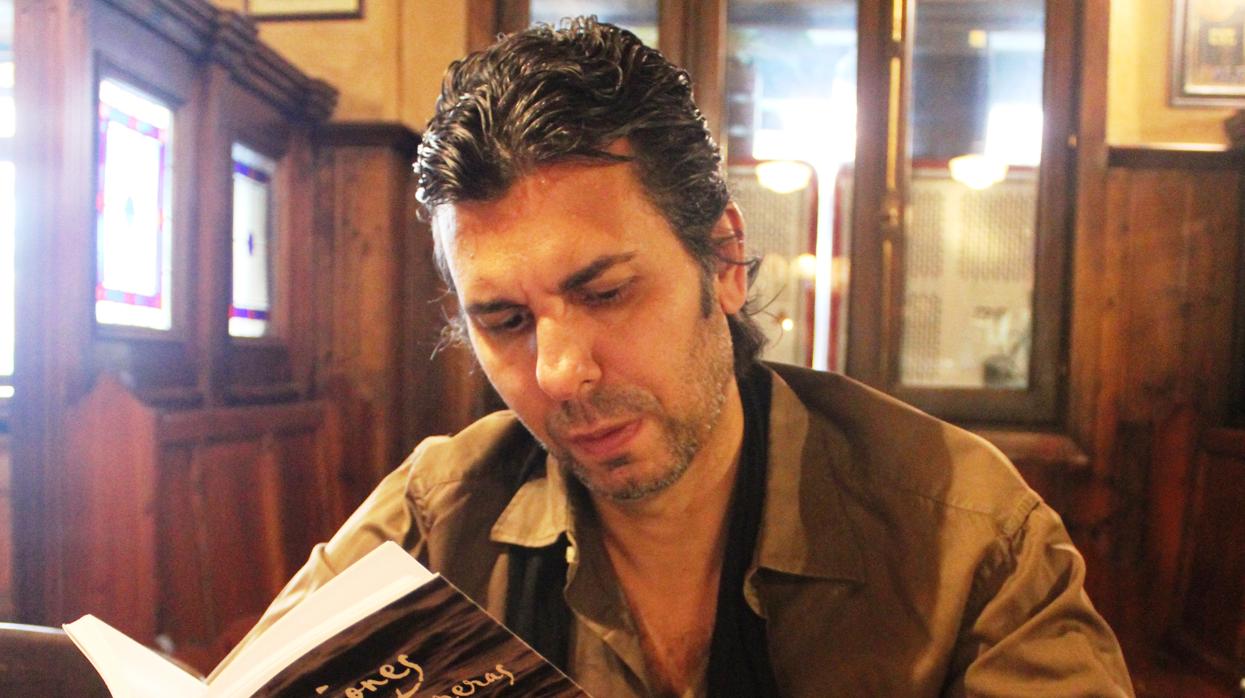 El escritor Jesús Soto de Paula con el libro dedicado a Curro Romero