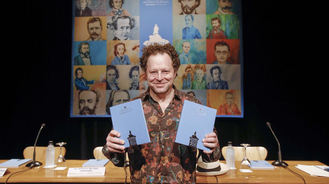 John Axelrod con los catálogos de la temporada 2019/20 de la Sinfónica de Sevilla