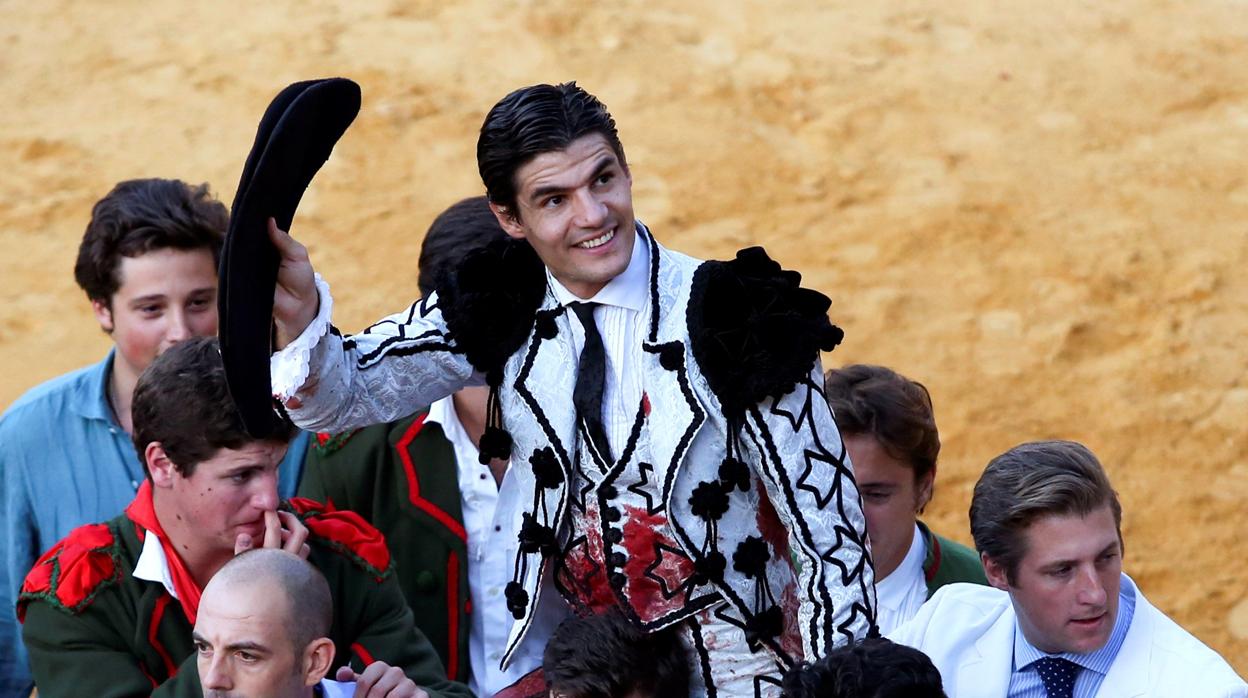 Pablo Aguado a hombros en la goyesca de Ronda
