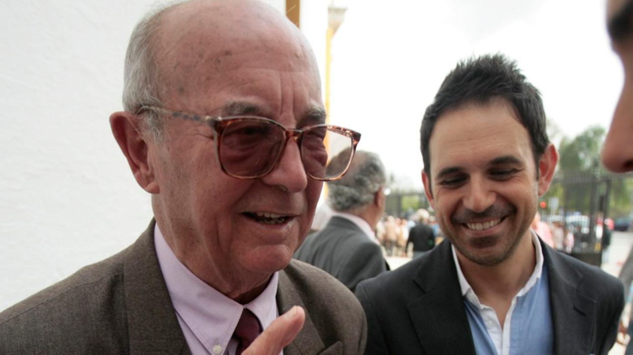 El torero de plata sevillano en la puerta de la Real Maestranza