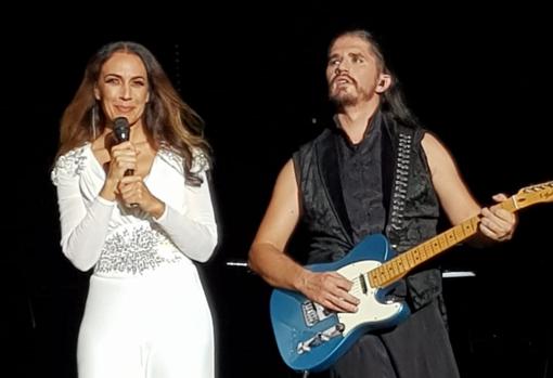 Mónica Naranjo junto a Pepe Herrero, responsable de los arreglos del concierto