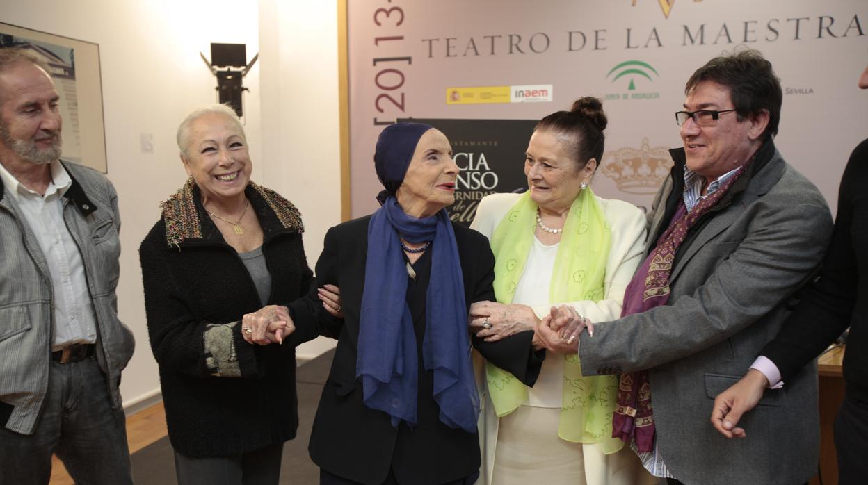 La bailarina cubana en el centro junto a Matilde Coral, José Antonio, Juan Antonio Jiménez y Cristina Hoyos