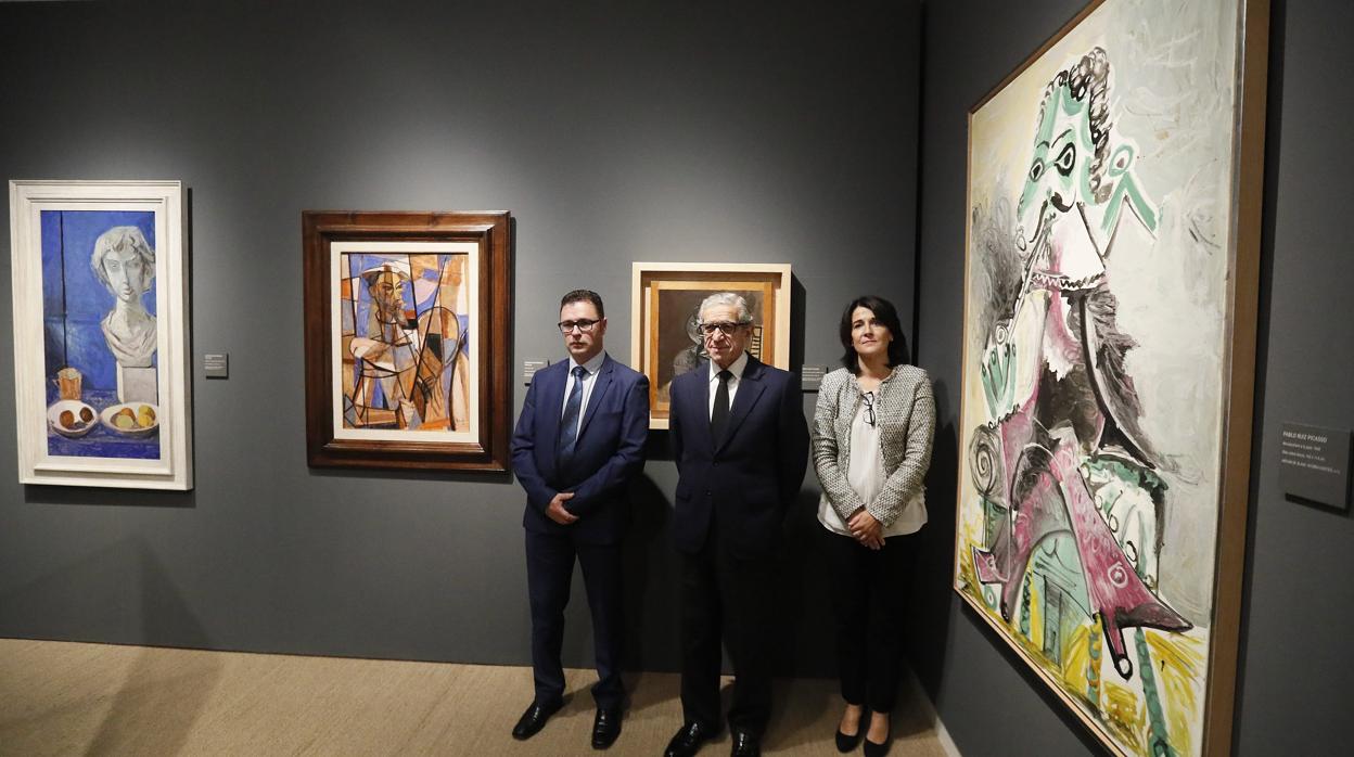 Braulio Medel, flanqueado por Emilia Garrido y Rafael Valentín López, esta mañana en la zona expositiva
