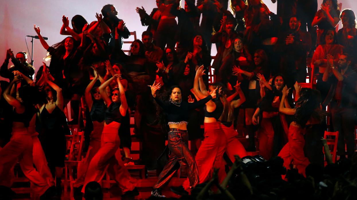 Rosalía durante su actuación