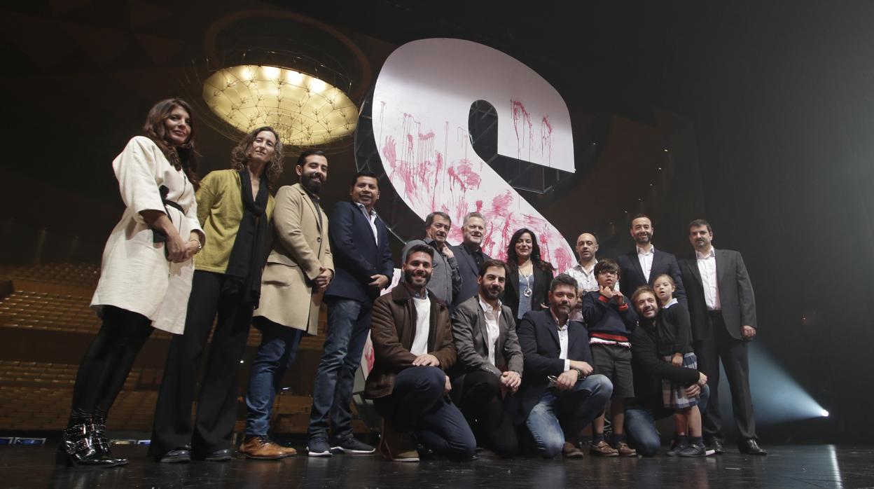El elenco de «Sansón y Dalila» en el escenario del teatro de la Maestranza con los principales cantantes y dos de los niños de la figuración