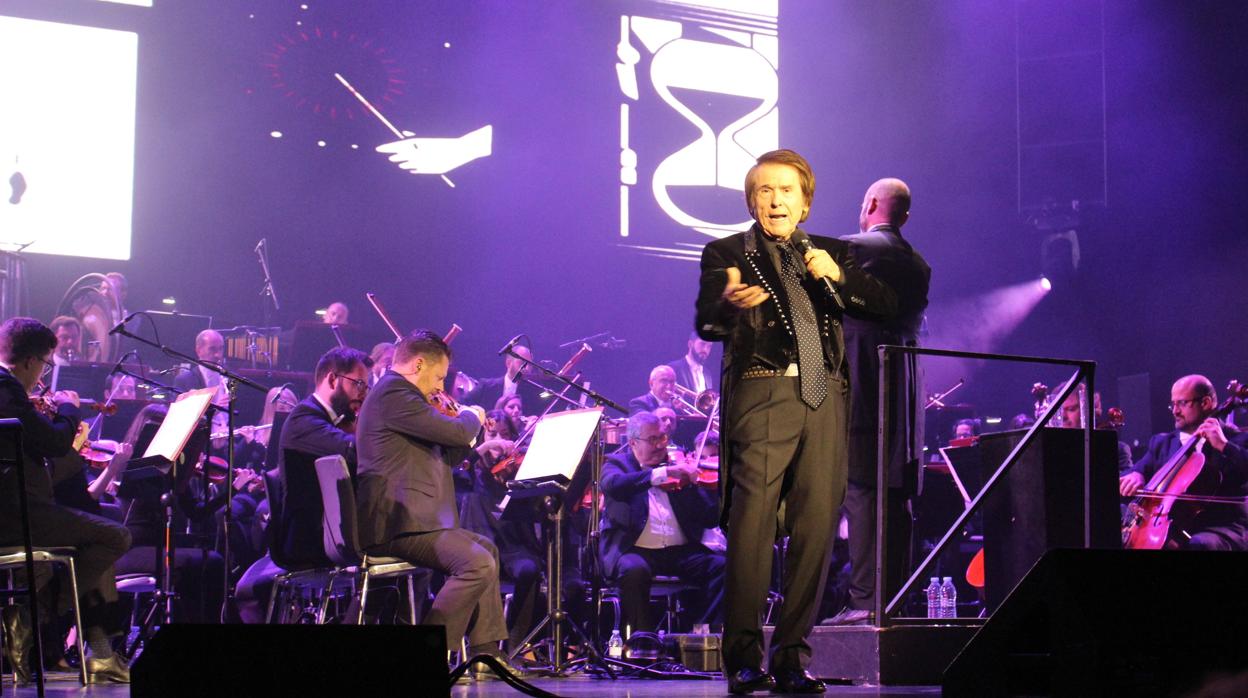Raphael, durante su actuación de anoche en Sevilla