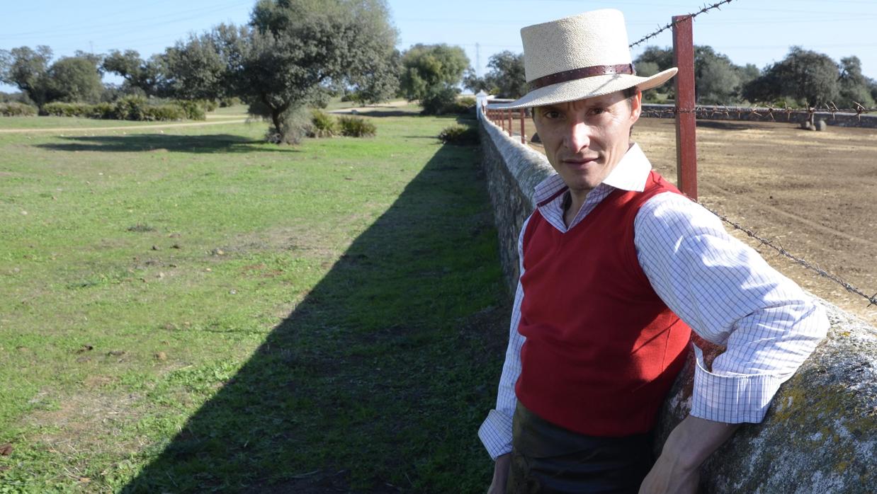 Diego Urdiales posa para ABC de Sevilla, tras un tentadero en la ganadería de Soto de la Fuente