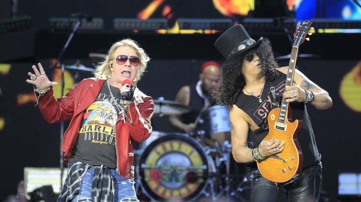 Los integrantes del grupo estadounidense Guns N´Roses, Axl Rose y Slash, durante un concierto