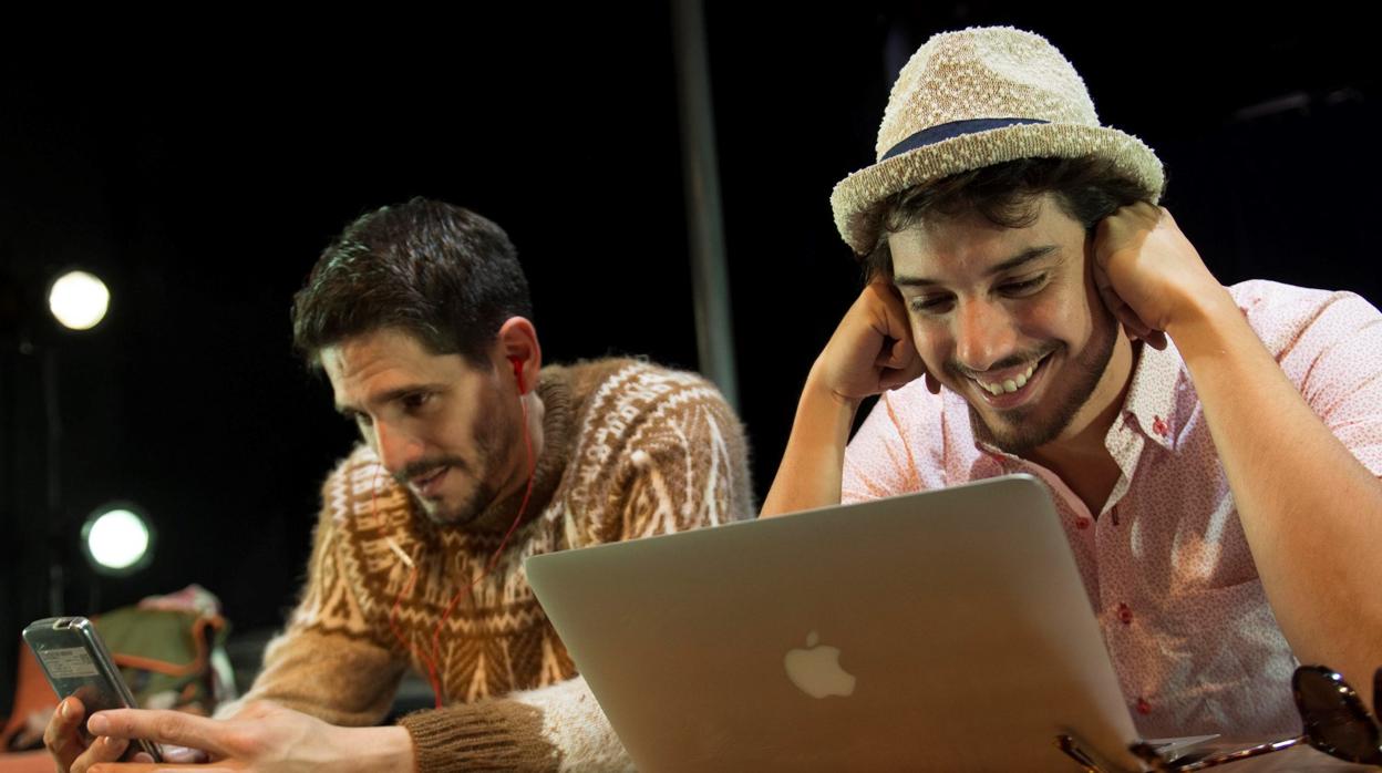 Santi Marín y Lautaro Perotti, los dos protagonistas de «Próximo» durante un momento de la obra