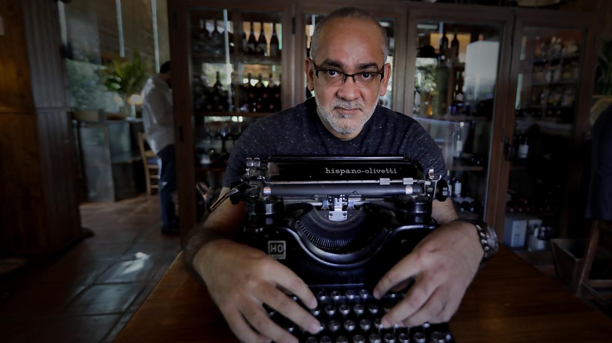 El escritor Gustavo Faverón Patriau en un restaurante de Sevilla