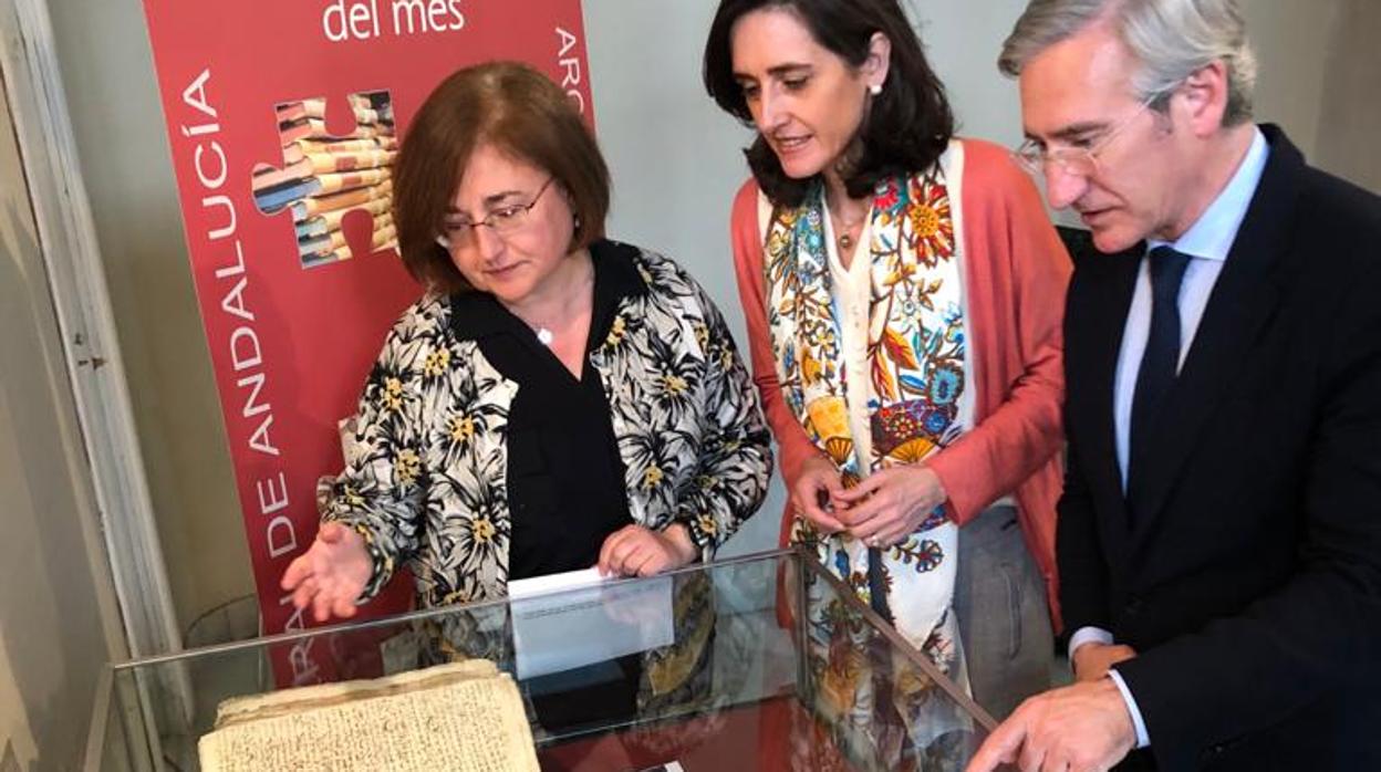 Alonso, Cayuelas y Aráuz, ayer en la exposición del Archivo