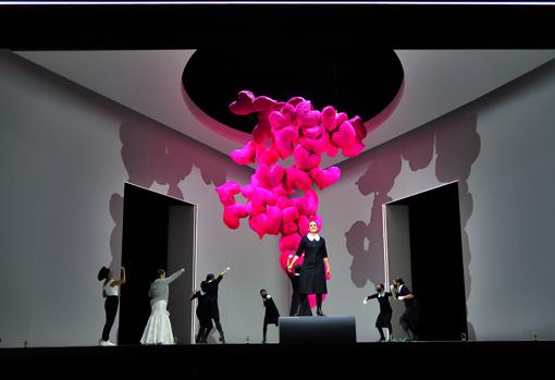 Un momento de la producción de «Così fan tutte» que ha estrenado el Maestranza