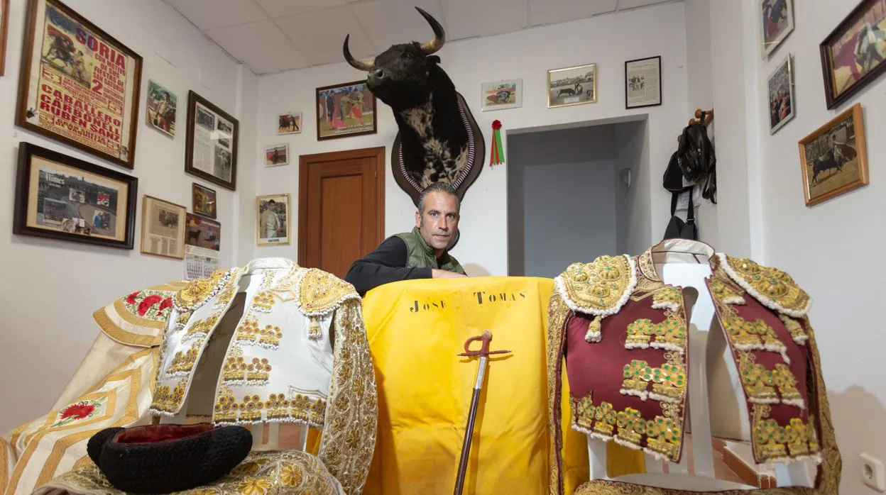 El matador de toros Manuel Carbonell conserva todos los regalos que le hizo José Tomás