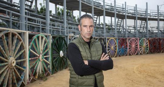 Manuel Carbonel, junto a los característicos carros de la plaza de toros de La Algaba